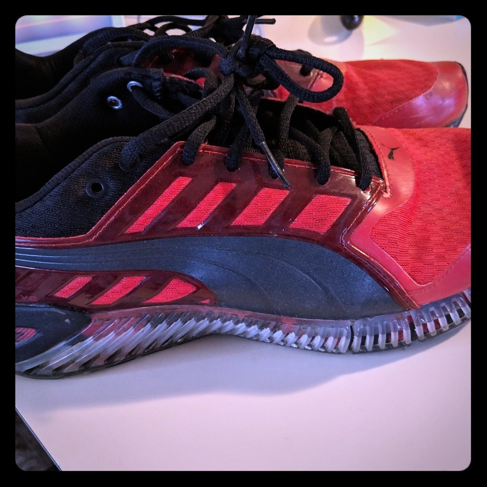 Mens Puma running shoes!